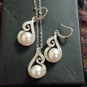 Pearl and little diamonds necklace and earing jewelry set
